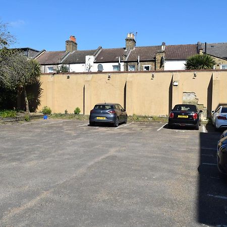 London Stratford - Spacious 2 Bed Flat With Secured Parking & Private Garden Exterior foto
