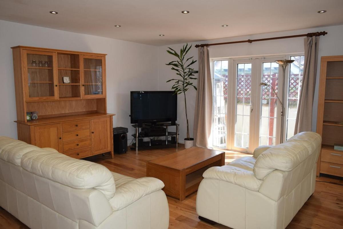 London Stratford - Spacious 2 Bed Flat With Secured Parking & Private Garden Exterior foto