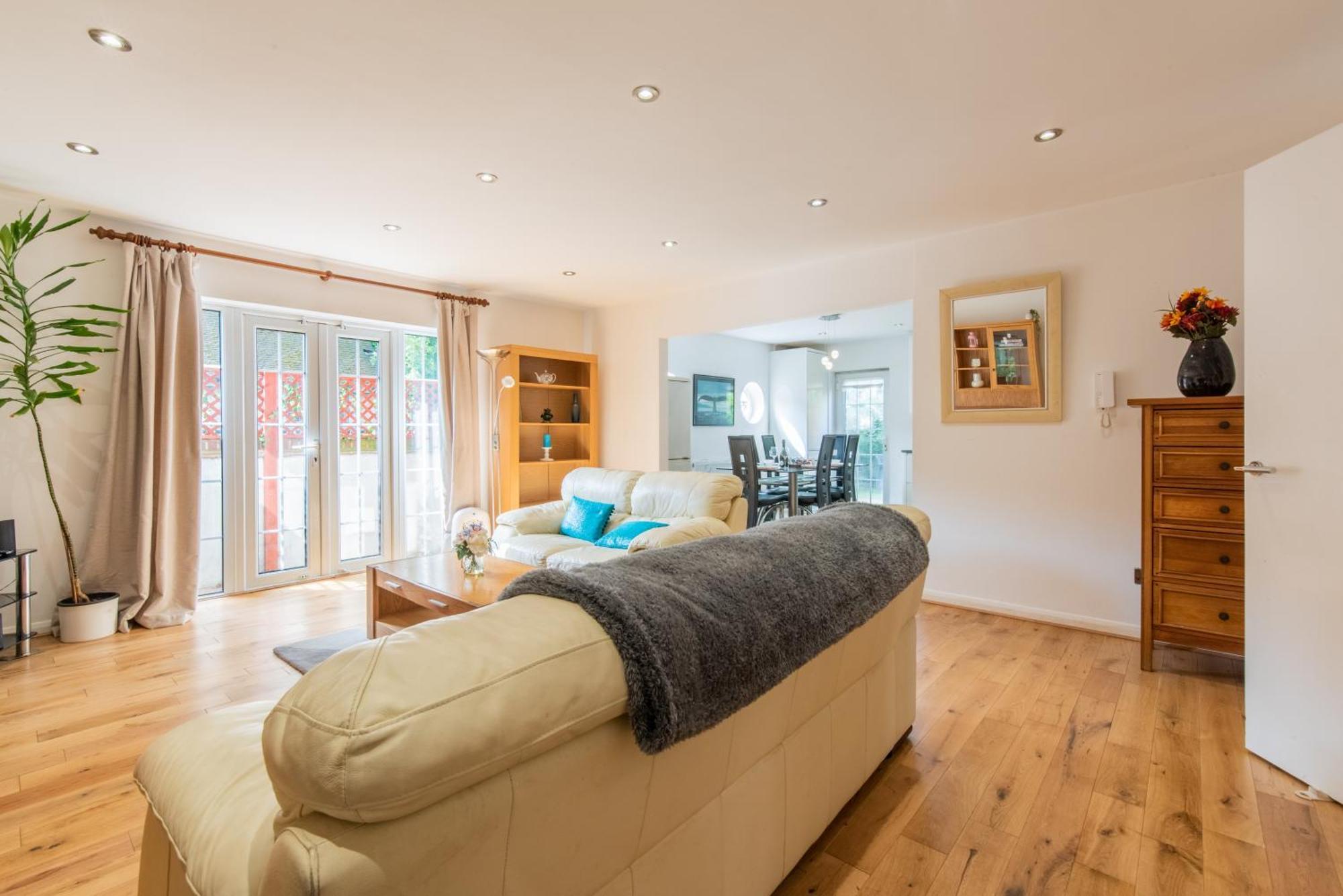 London Stratford - Spacious 2 Bed Flat With Secured Parking & Private Garden Exterior foto