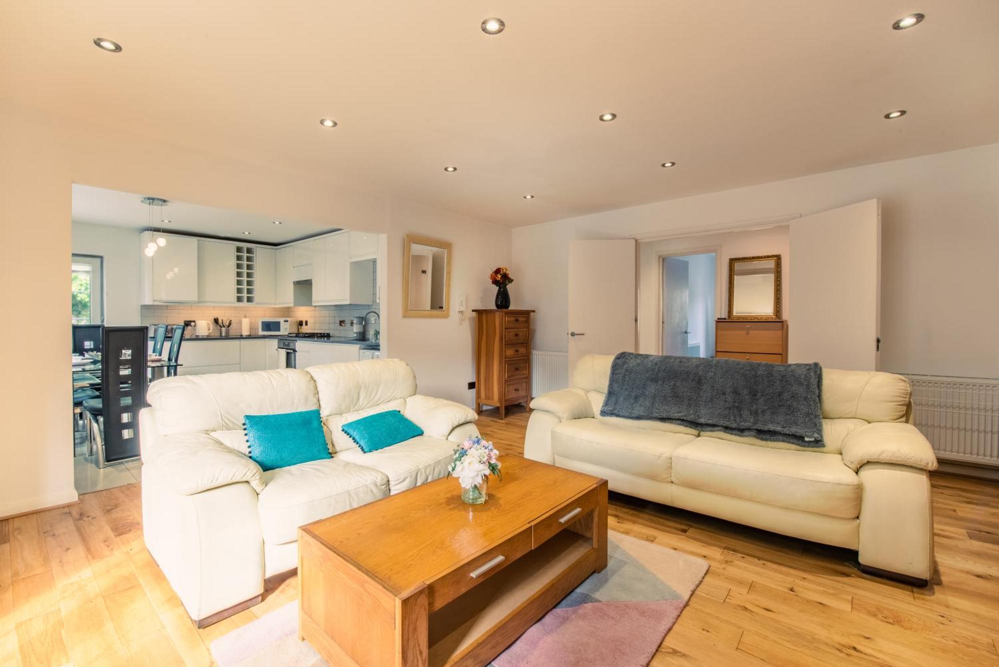 London Stratford - Spacious 2 Bed Flat With Secured Parking & Private Garden Exterior foto